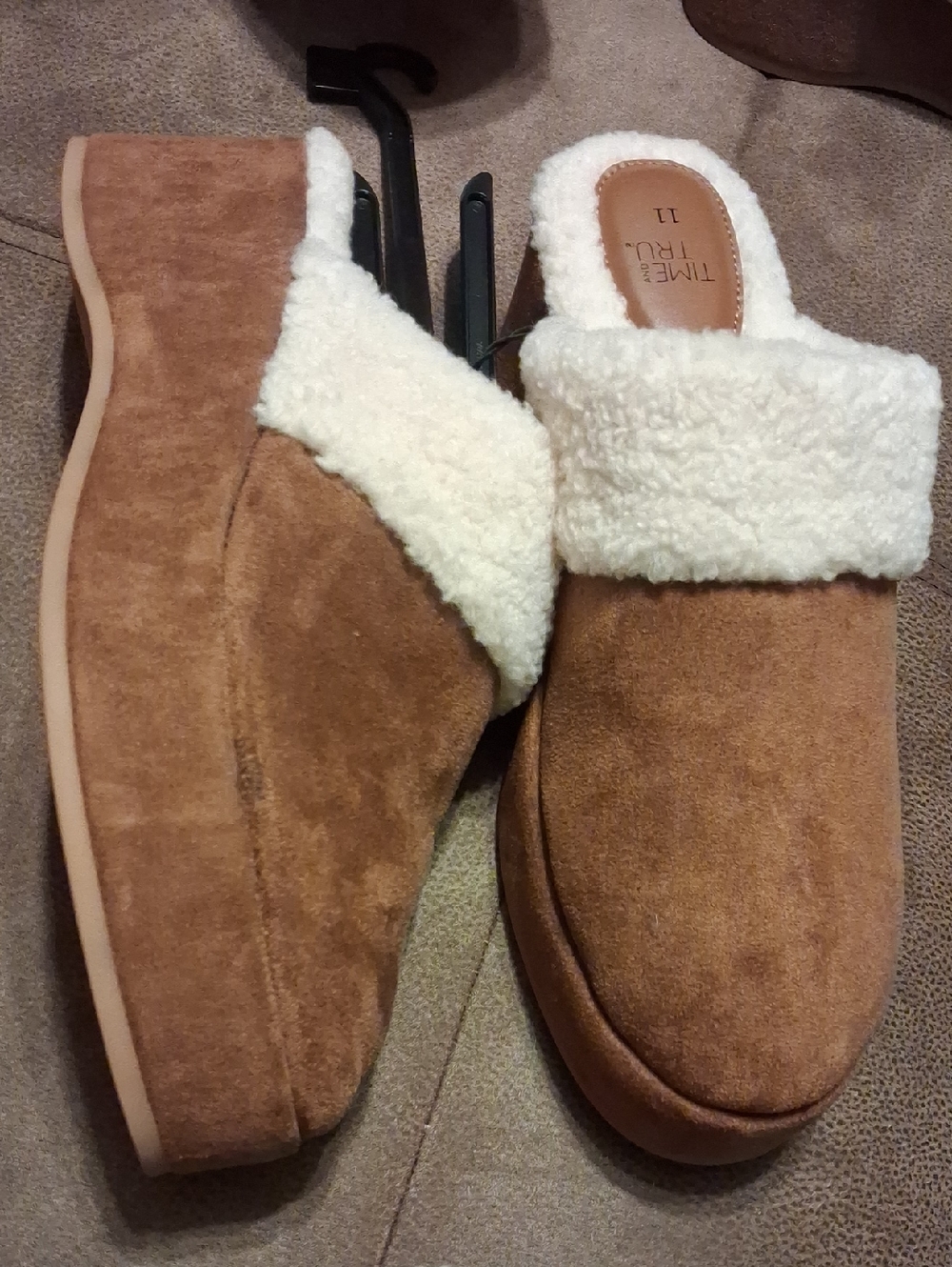 Time And Tru Faux Suede Clogs With Sherpa Lining Brown Size 11 - Picture 9 of 9